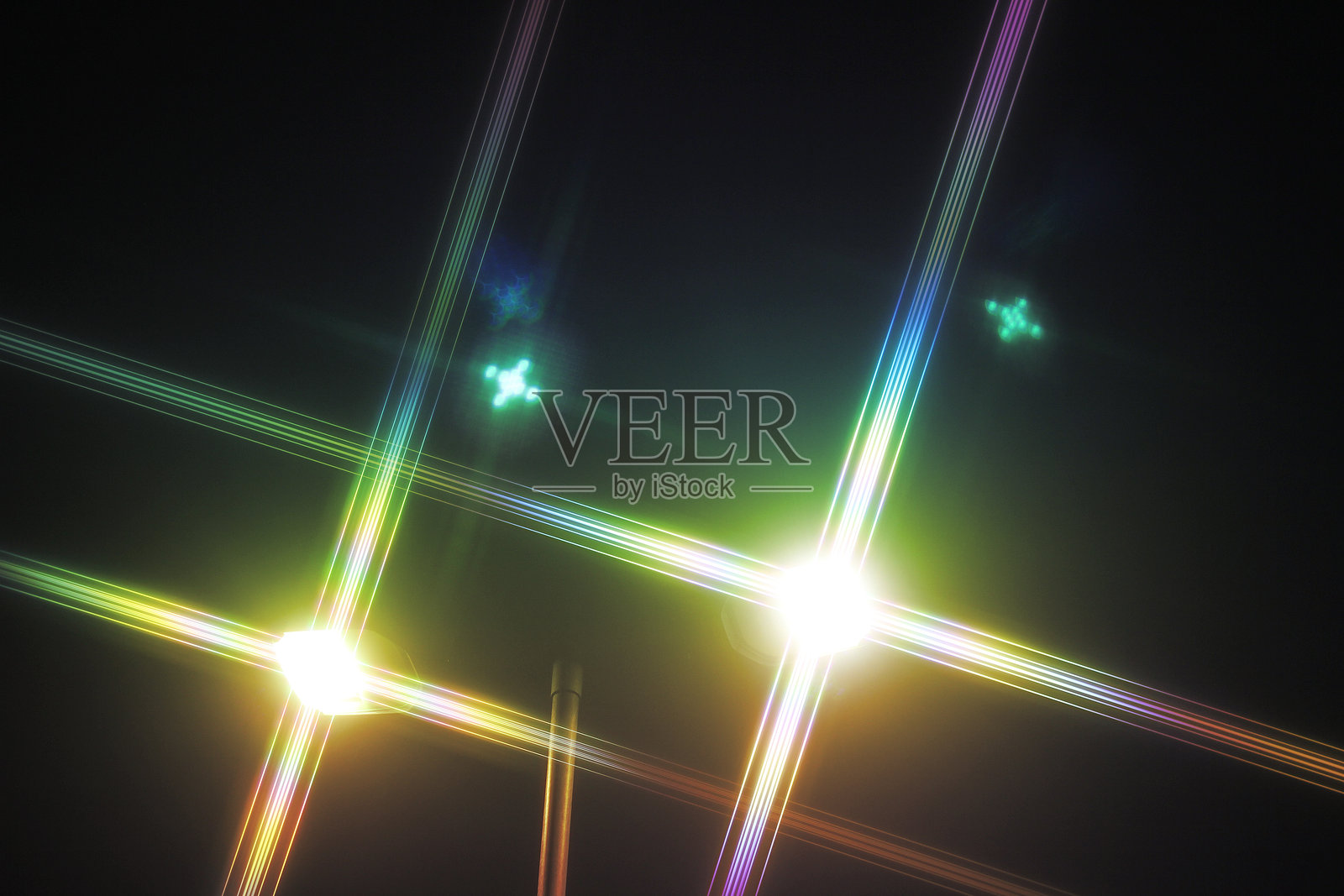 两盏街灯发出彩虹色的光芒照片摄影图片