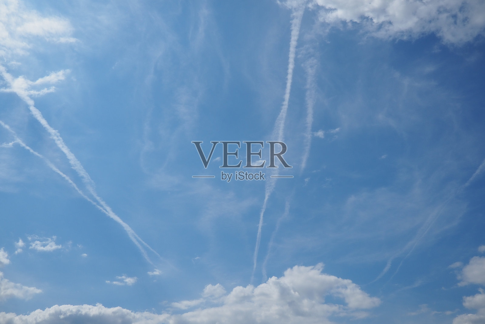 化学轨迹阴谋论。高空飞行的飞机留下的持久凝结轨迹实际上是化学轨迹，包含用于恶意目的的化学或生物剂。照片摄影图片