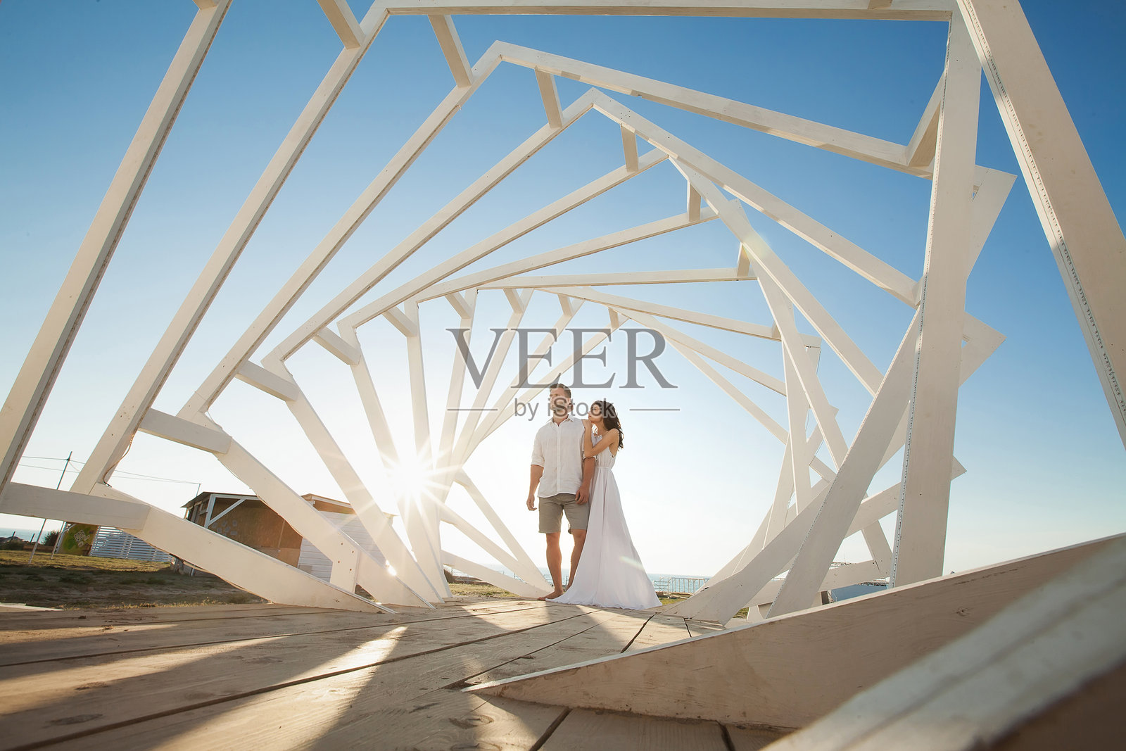 男女摆姿势。几何木结构。新郎和新娘。照片摄影图片