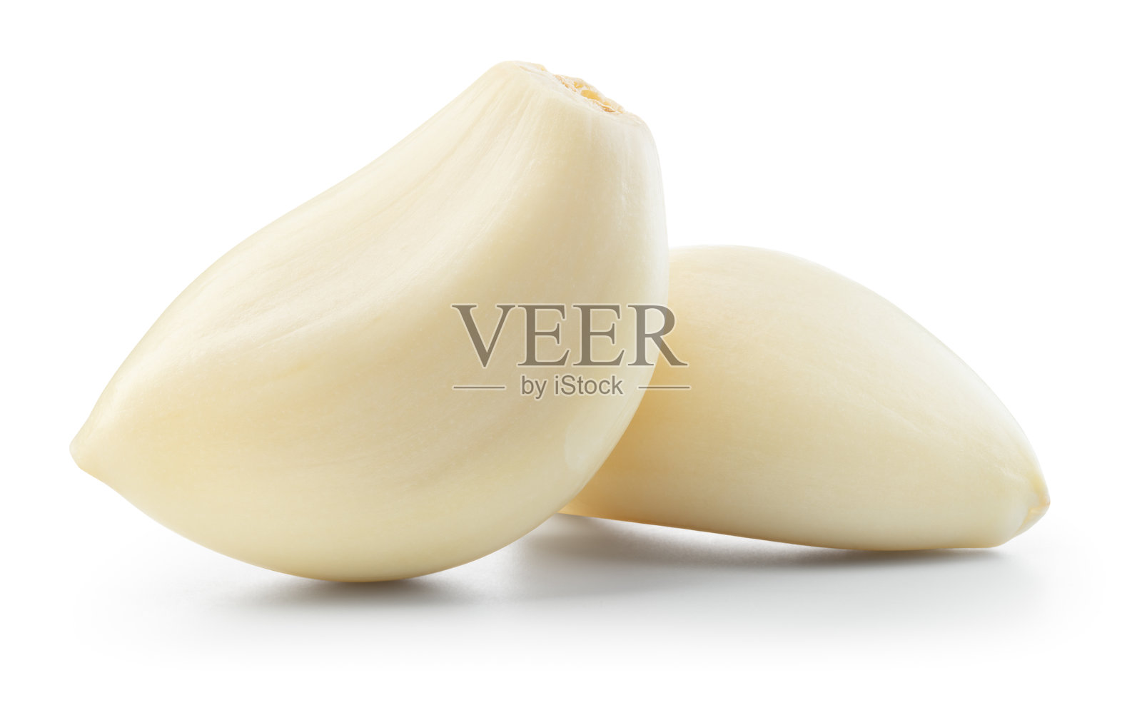 孤立的大蒜瓣。白色背景上的大蒜瓣。剥皮的白色大蒜瓣，带有剪切路径。全景深。照片摄影图片