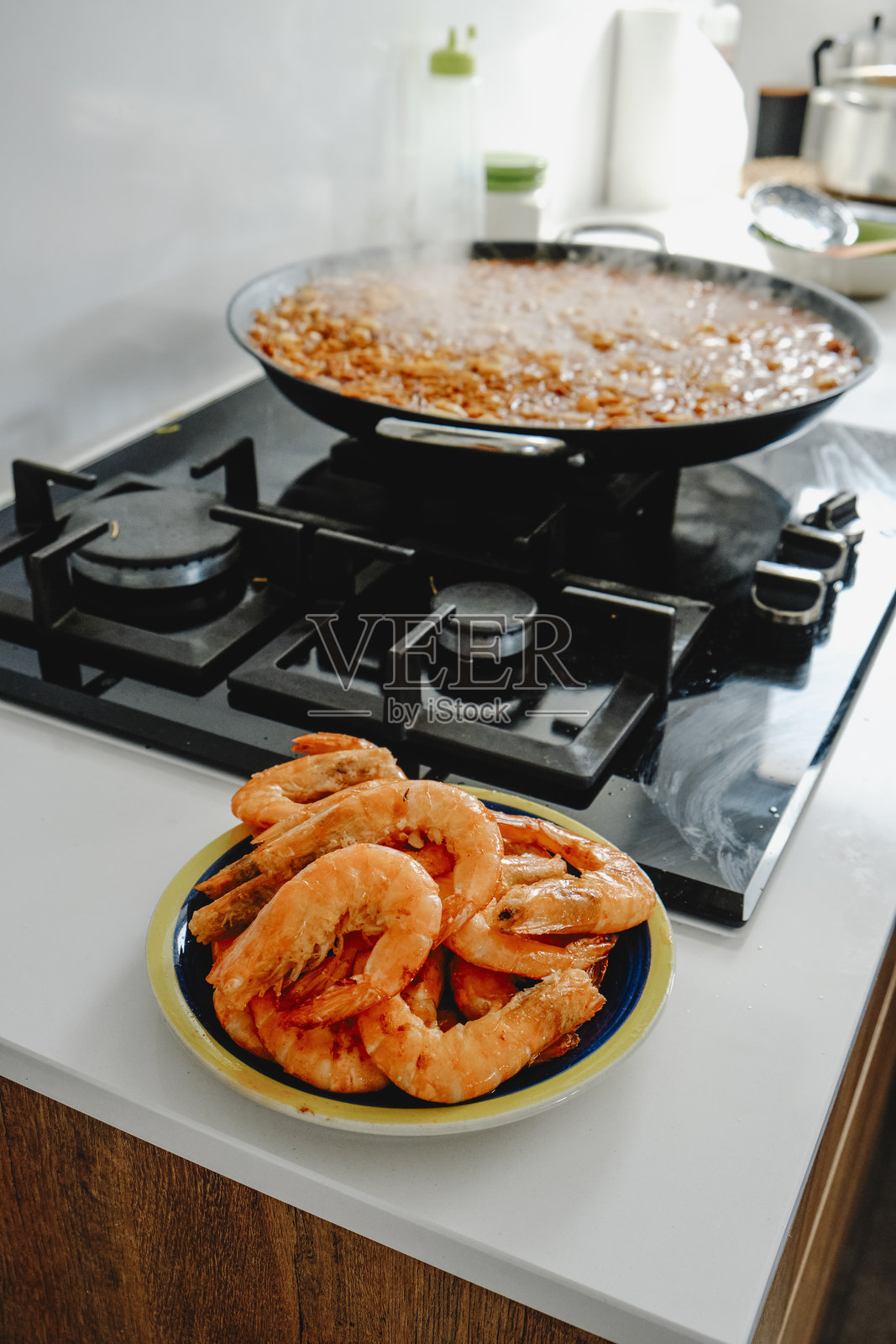 西班牙海鲜面，锅中的意大利面海鲜饭照片摄影图片