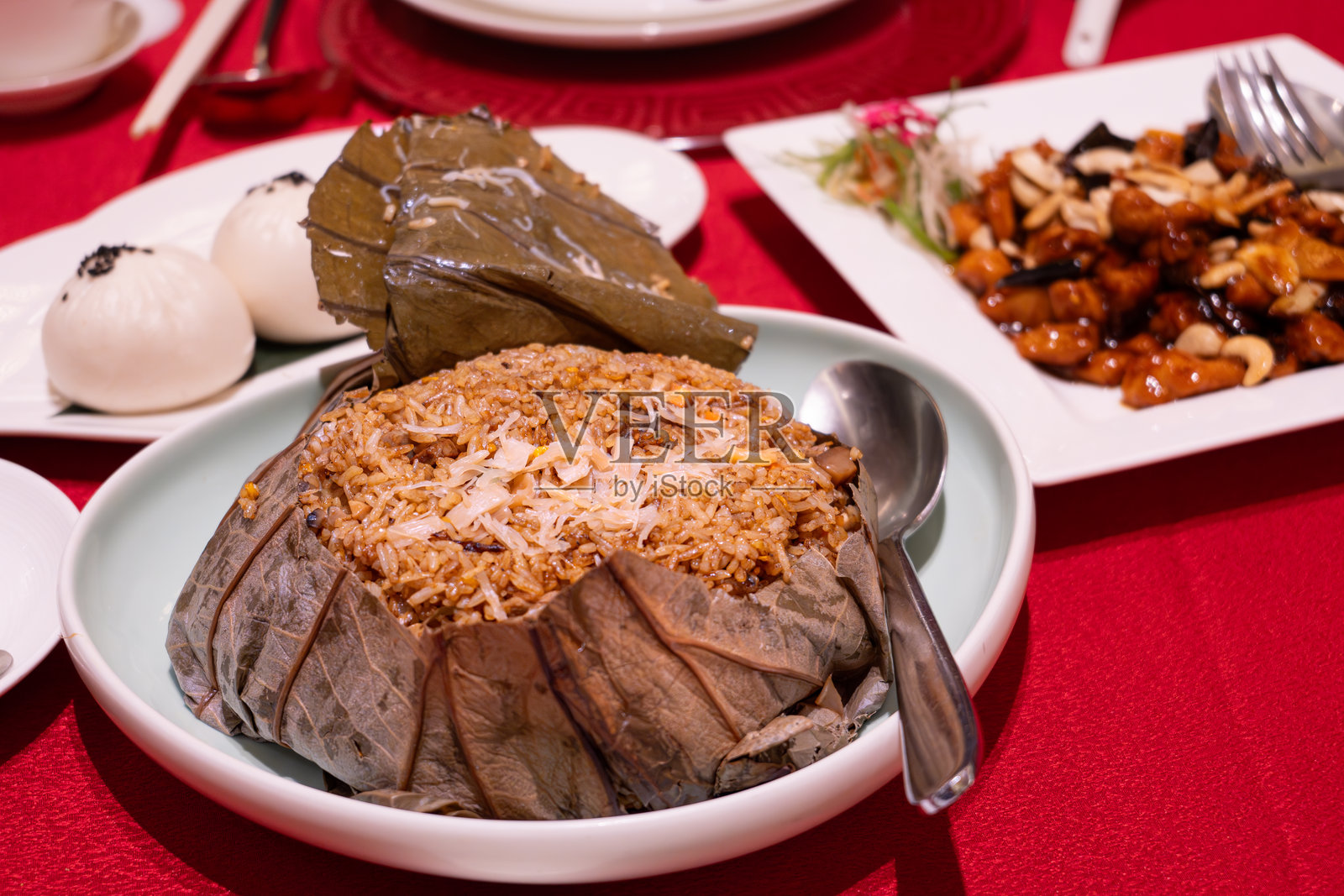 桌子上的荷叶包海鲜炒饭照片摄影图片