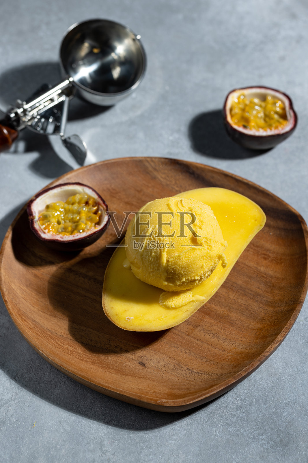 芒果和百香果冰淇淋球照片摄影图片