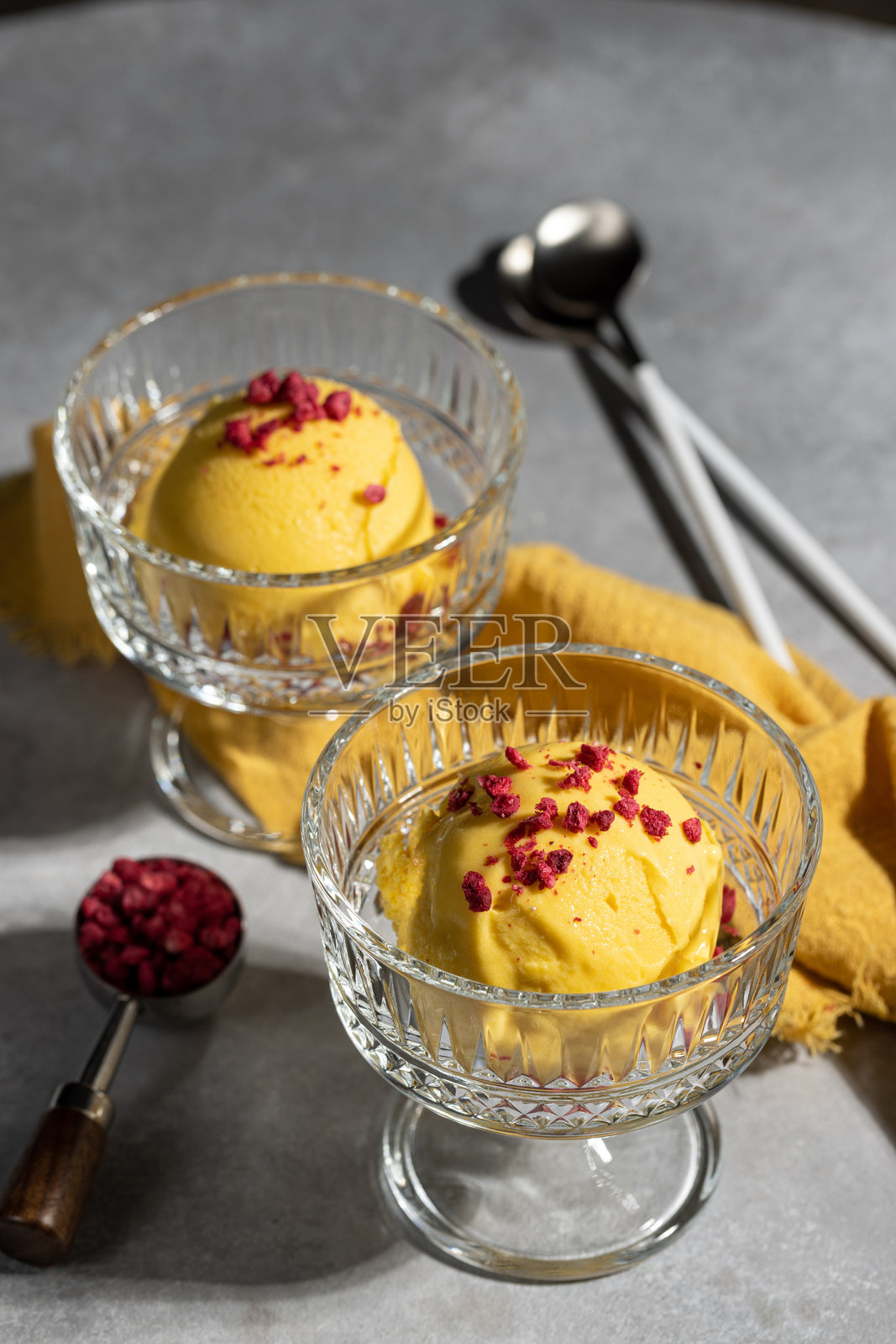 芒果和百香果冰淇淋球照片摄影图片