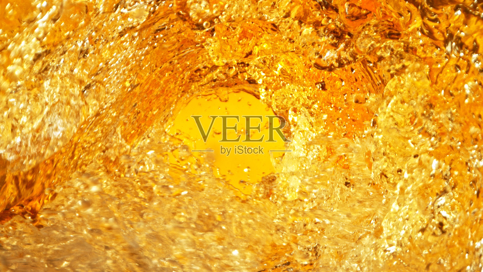 喷溅威士忌表面的纹理，隧道形状。照片摄影图片