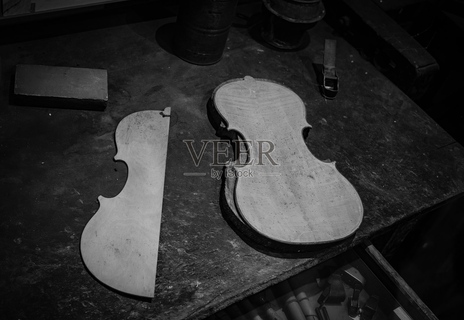 老提琴制作师的工作坊照片摄影图片