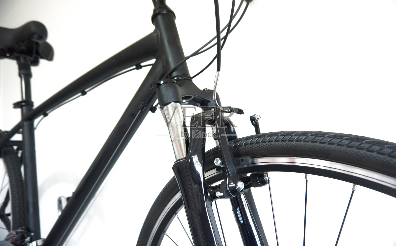 特写的自行车，配有减震前叉和V型刹车，背景模糊。照片摄影图片