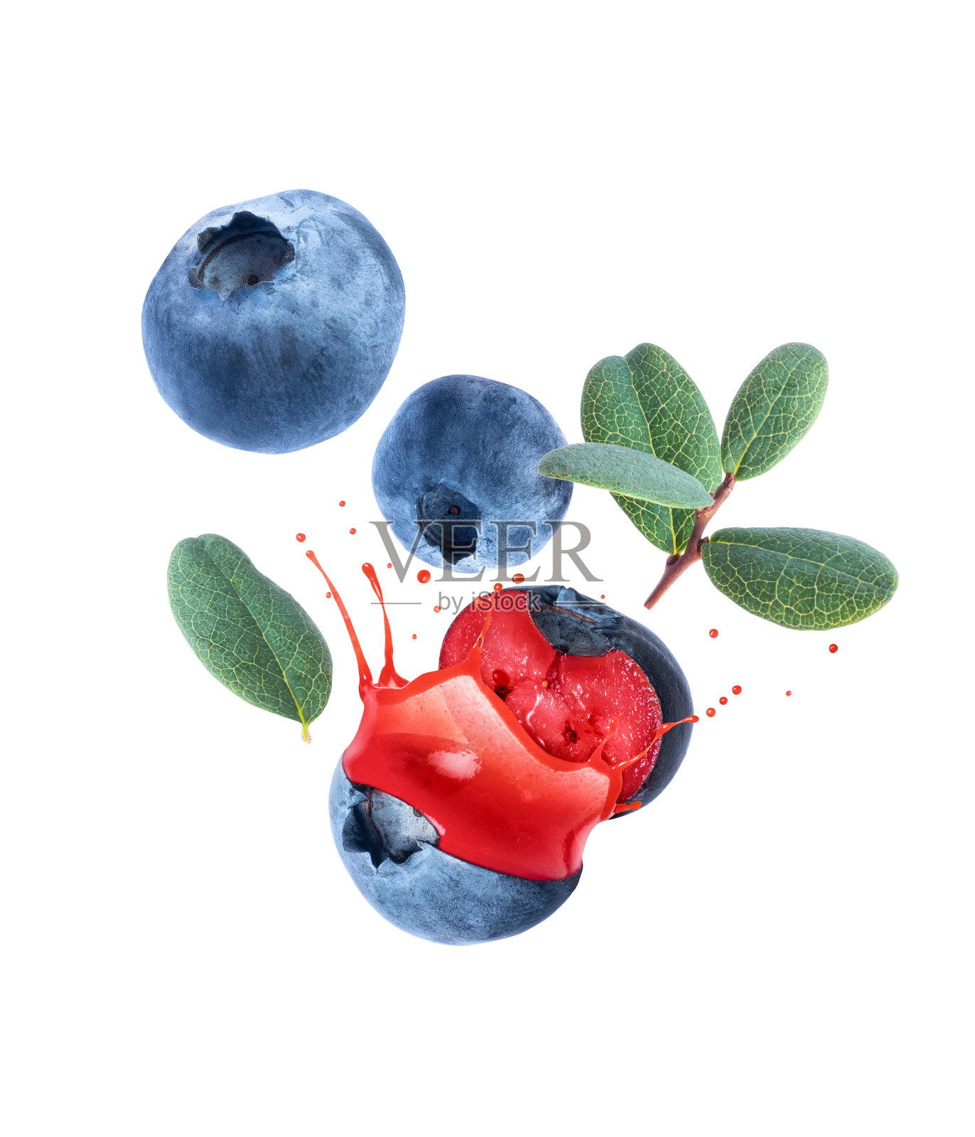 整颗和切片蓝莓，流动的果汁特写，背景为白色照片摄影图片