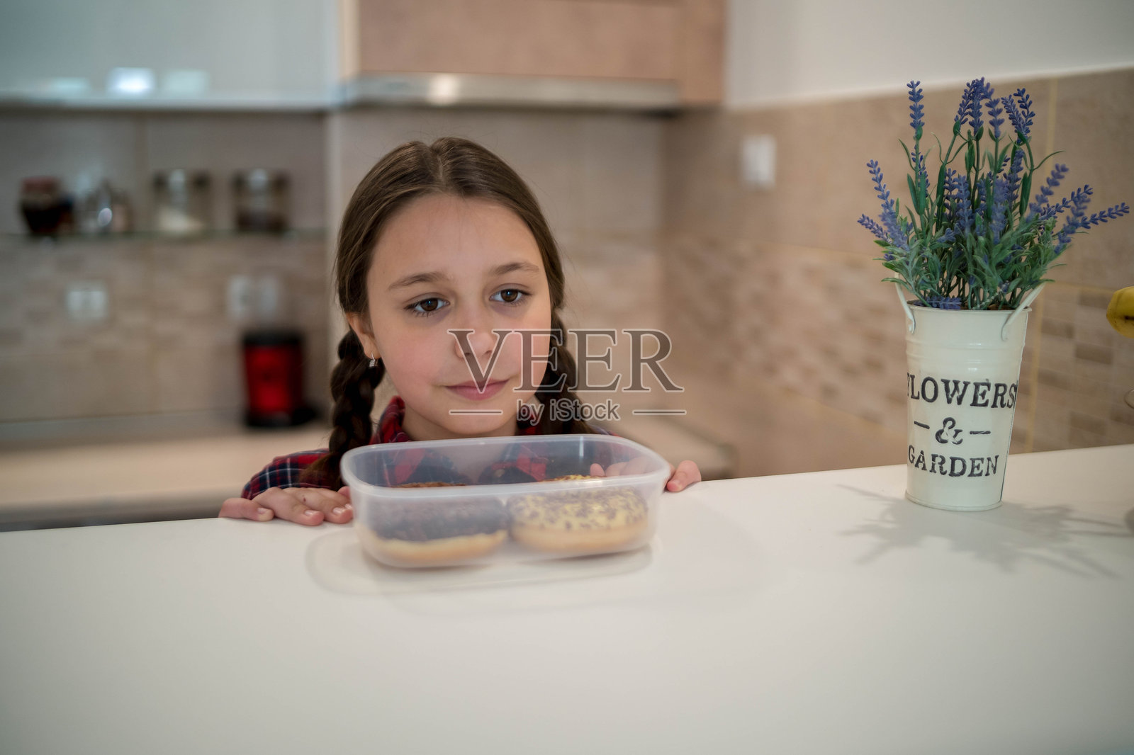 孩子在看美味的甜甜圈照片摄影图片