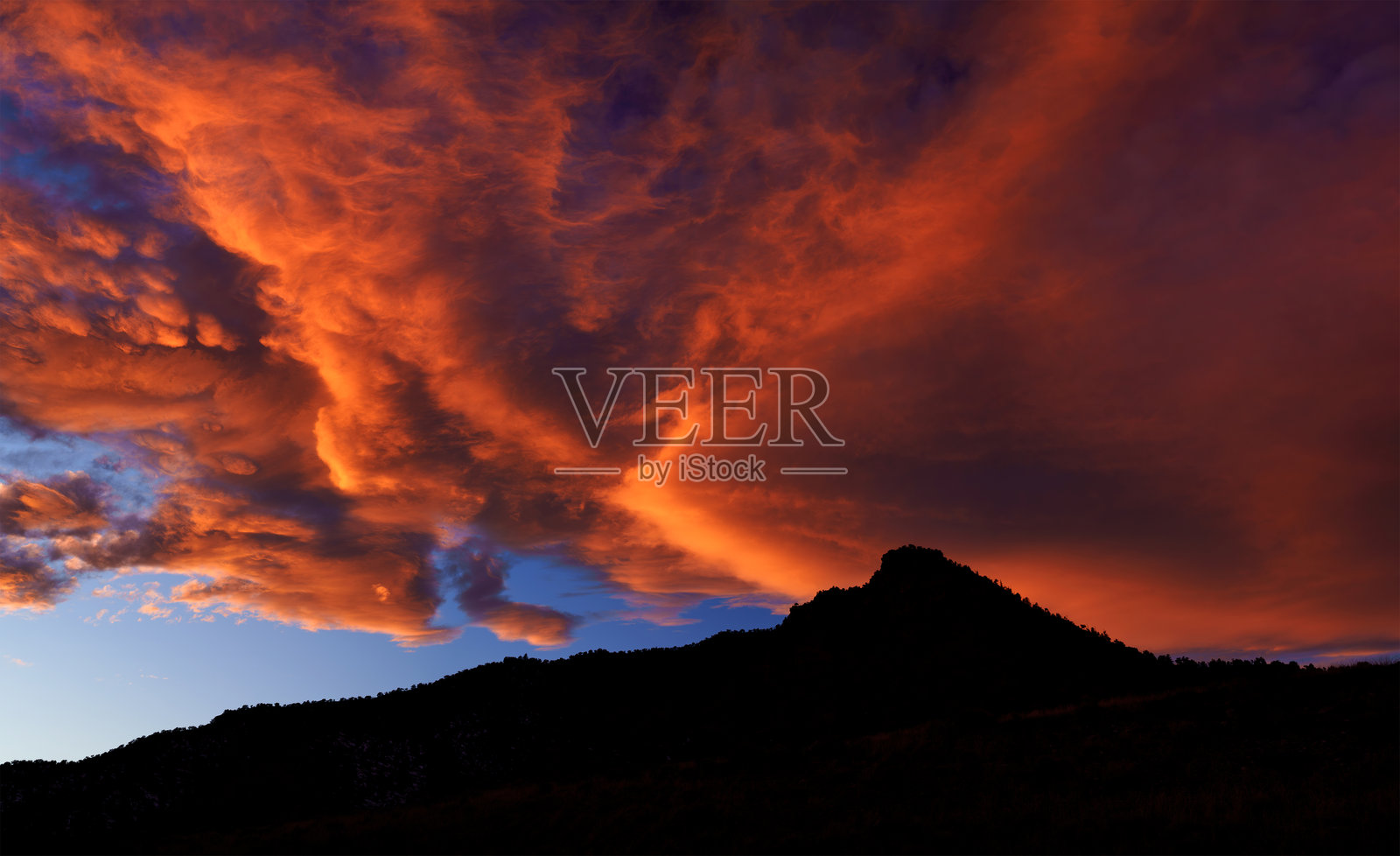 日落时分戏剧性的云海峡谷轮廓风景照片摄影图片