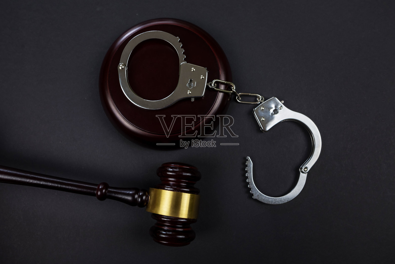 法官的法槌和手铐在黑色背景上照片摄影图片