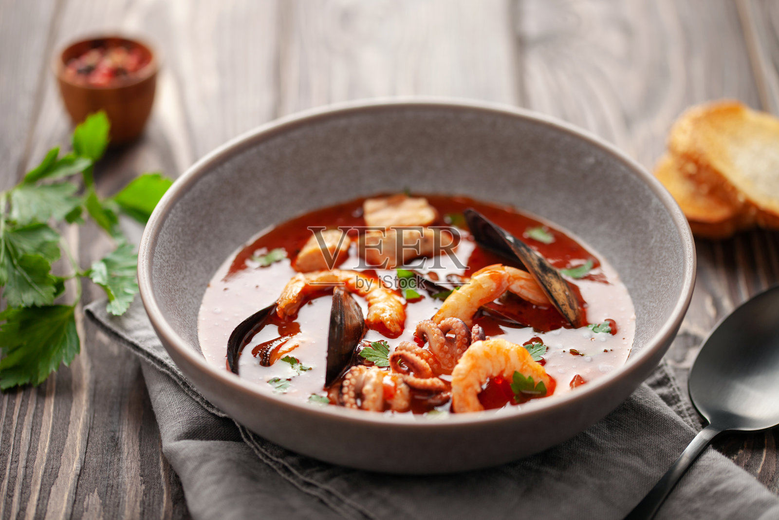 法式海鲜布依亚贝斯汤，配有贻贝、虾、章鱼和鱼。照片摄影图片