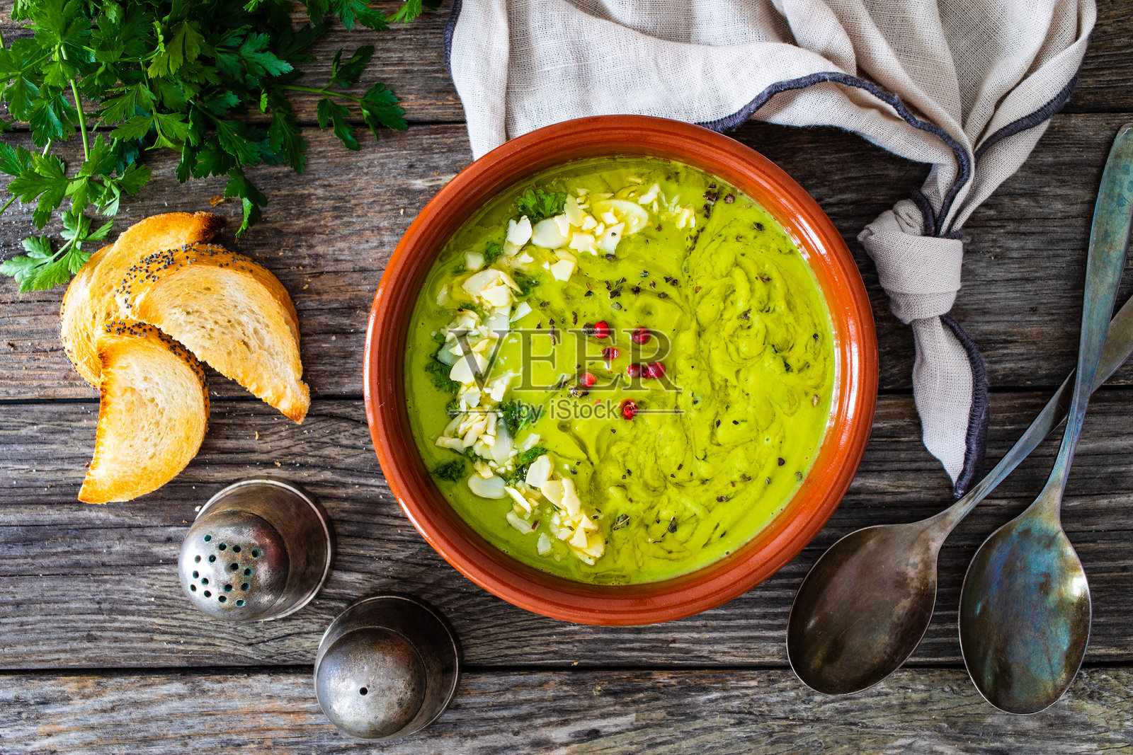 杏仁奶油青豆汤放在木桌上照片摄影图片