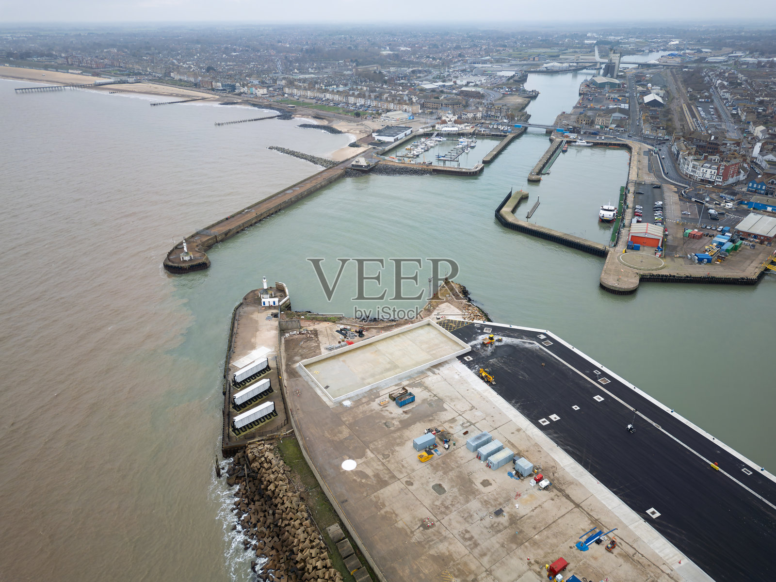 英国萨福克海岸洛韦斯托夫商业港口的鸟瞰图。照片摄影图片