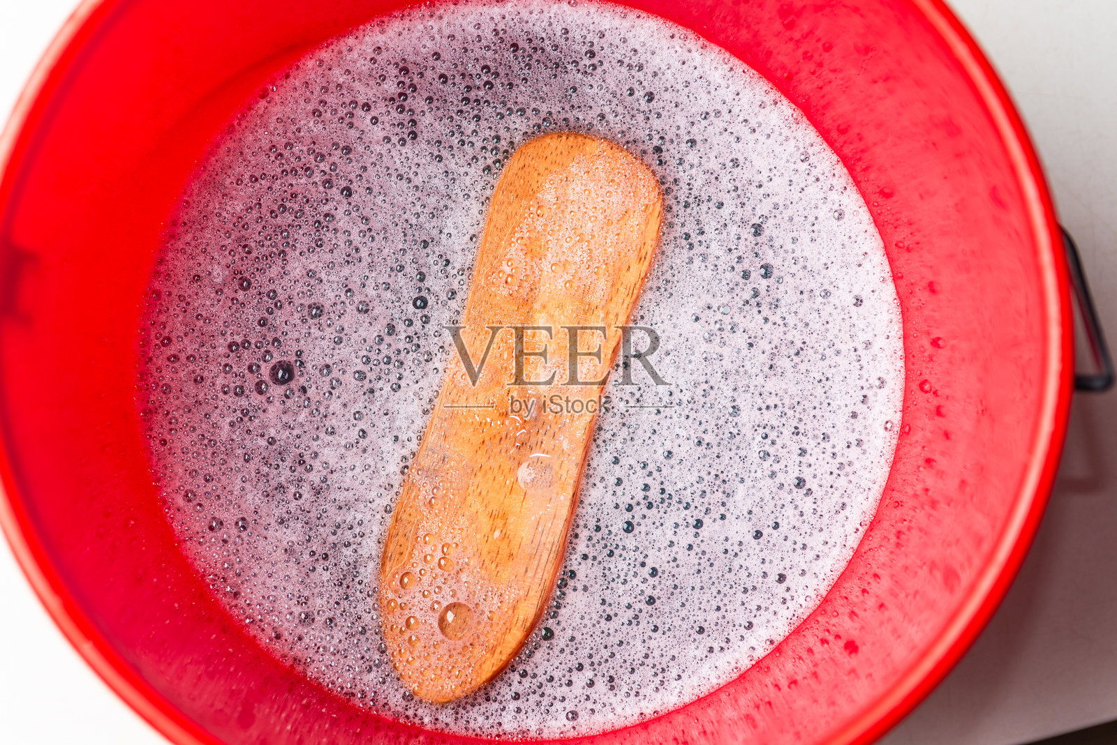 清洁桶中装满水和泡沫的洗刷刷照片摄影图片