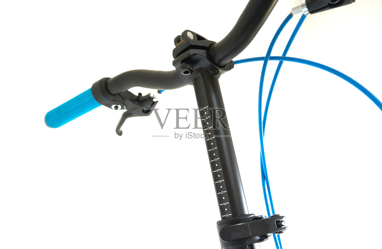 自行车，带有鞍座支架和长柄的车把，带有测量标记和电缆。照片摄影图片