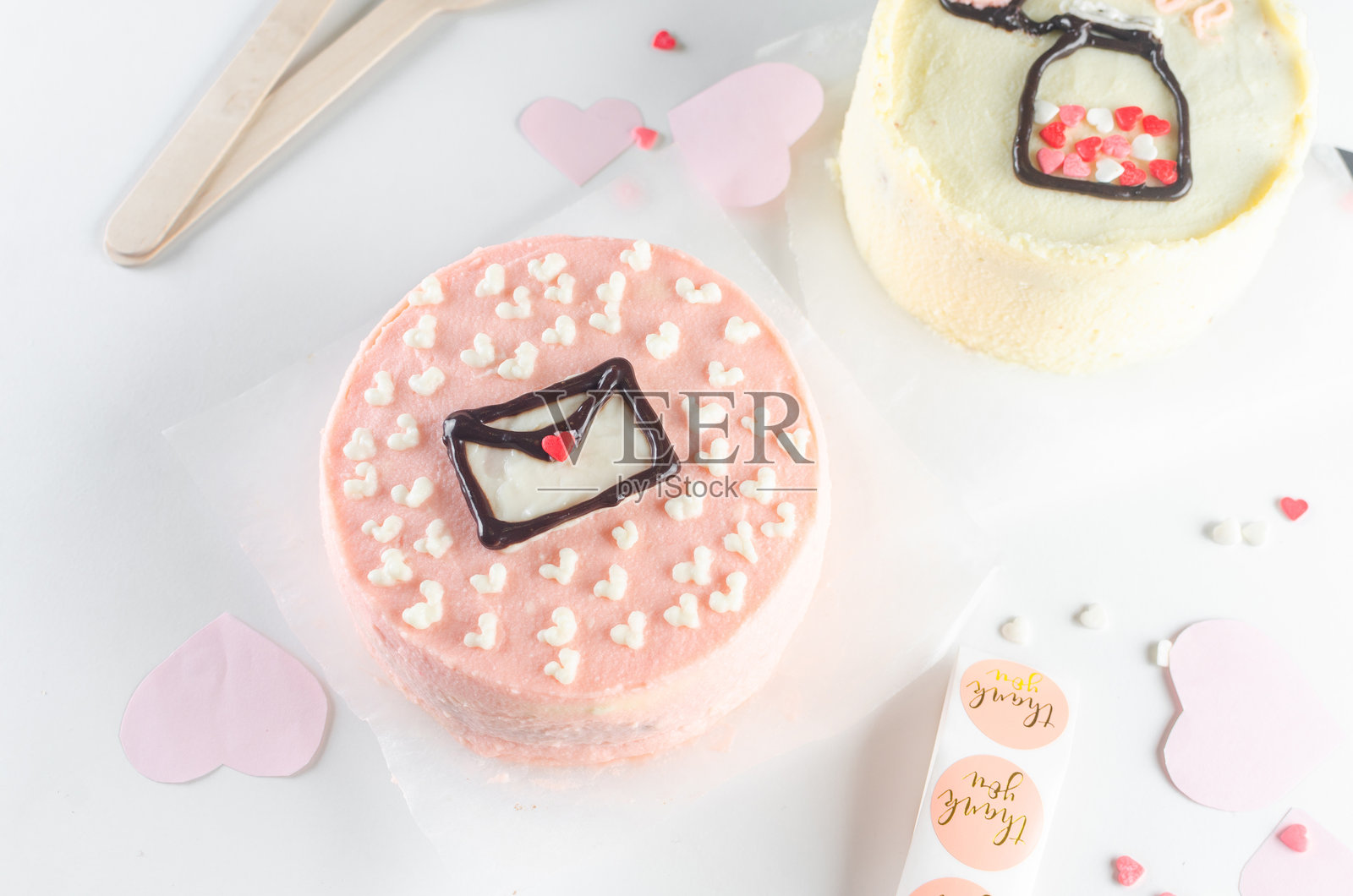 一个小型韩式便当蛋糕，适合一到两人，配有浪漫装饰，背景为浅色。照片摄影图片