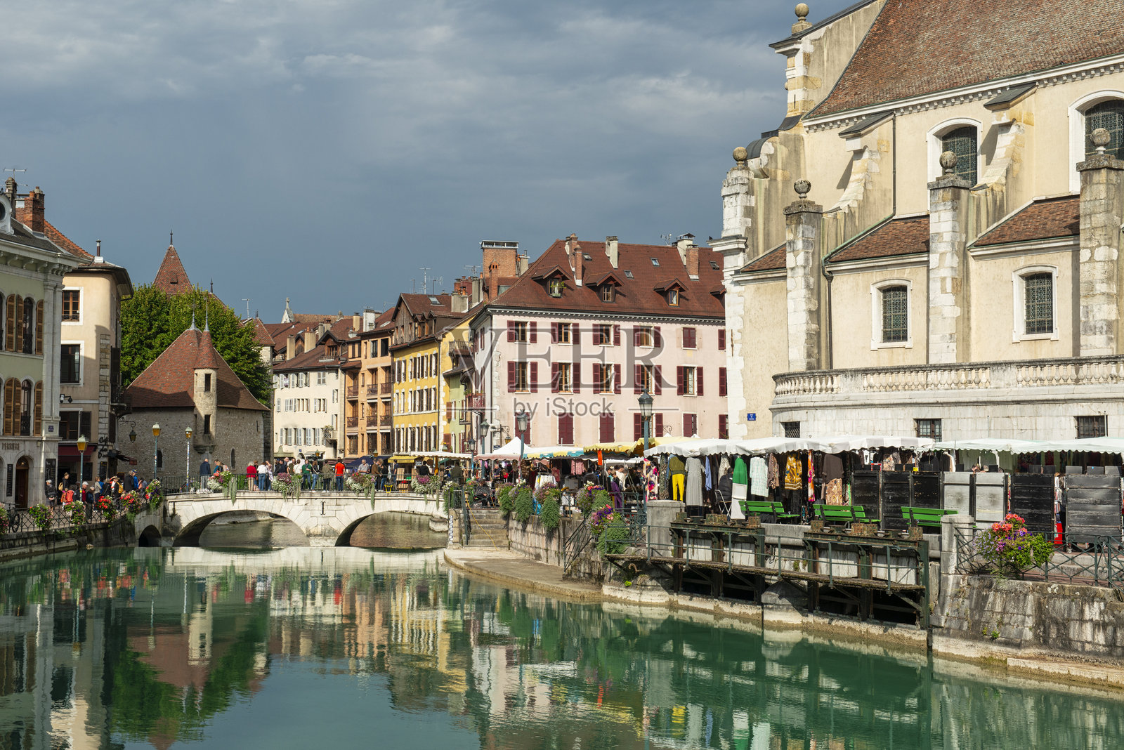 安纳西是法国东南部的一个阿尔卑斯小镇，安纳西湖流入蒂乌河。以其古老的城区而闻名，那里有鹅卵石街道、蜿蜒的运河和粉彩色的房屋。照片摄影图片