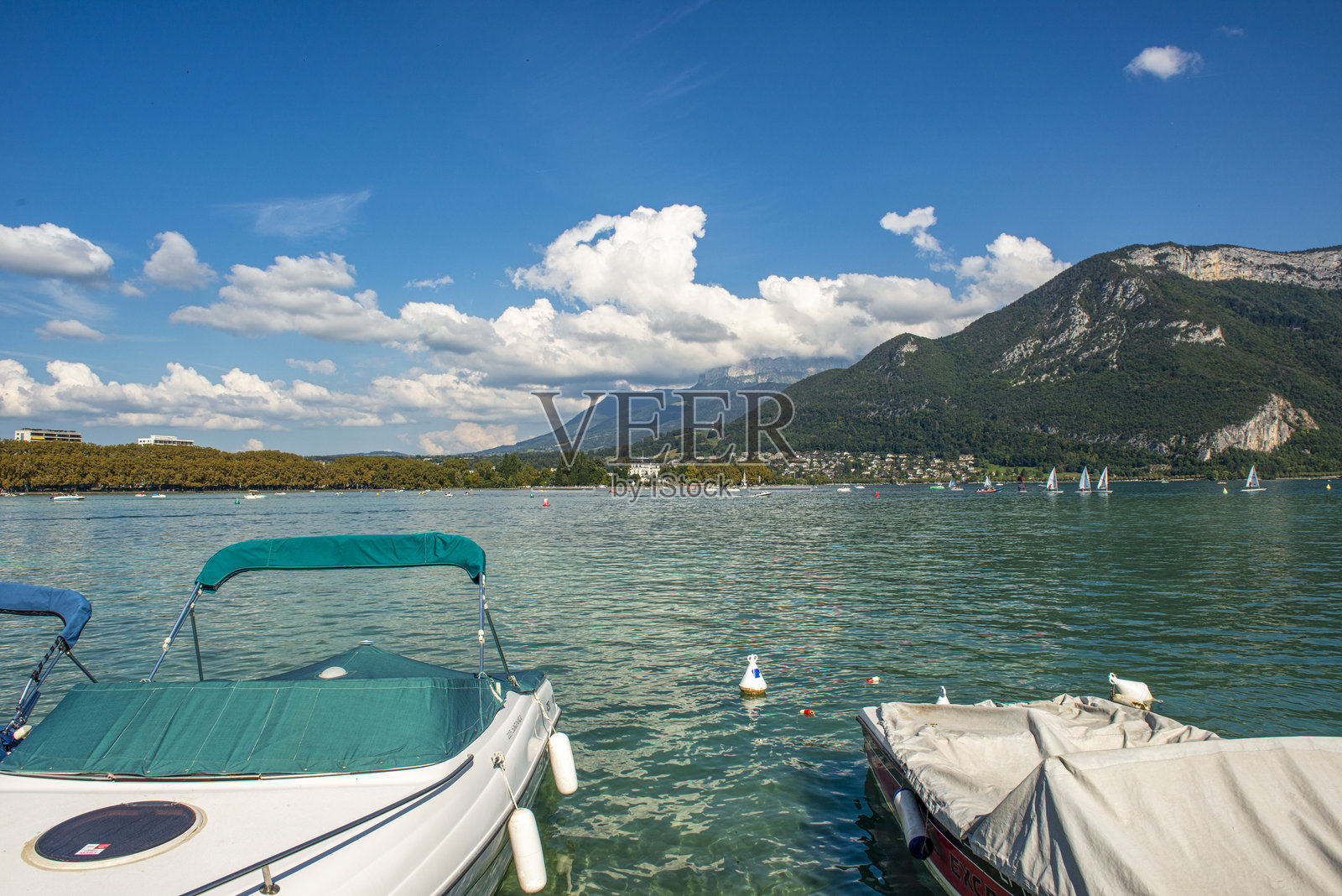 在法国东南部的奥弗涅-罗纳-阿尔卑斯地区的安纳西湖上航行的船只照片摄影图片