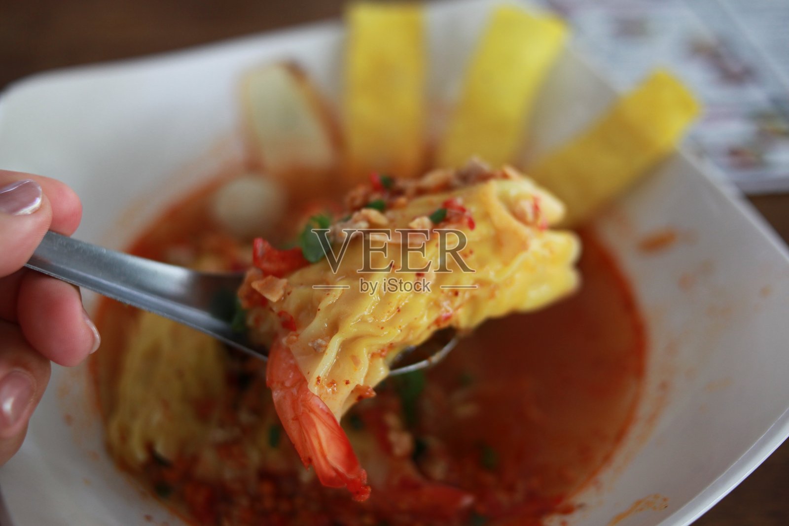 虾饺在香辣汤中 [冬阴功]照片摄影图片