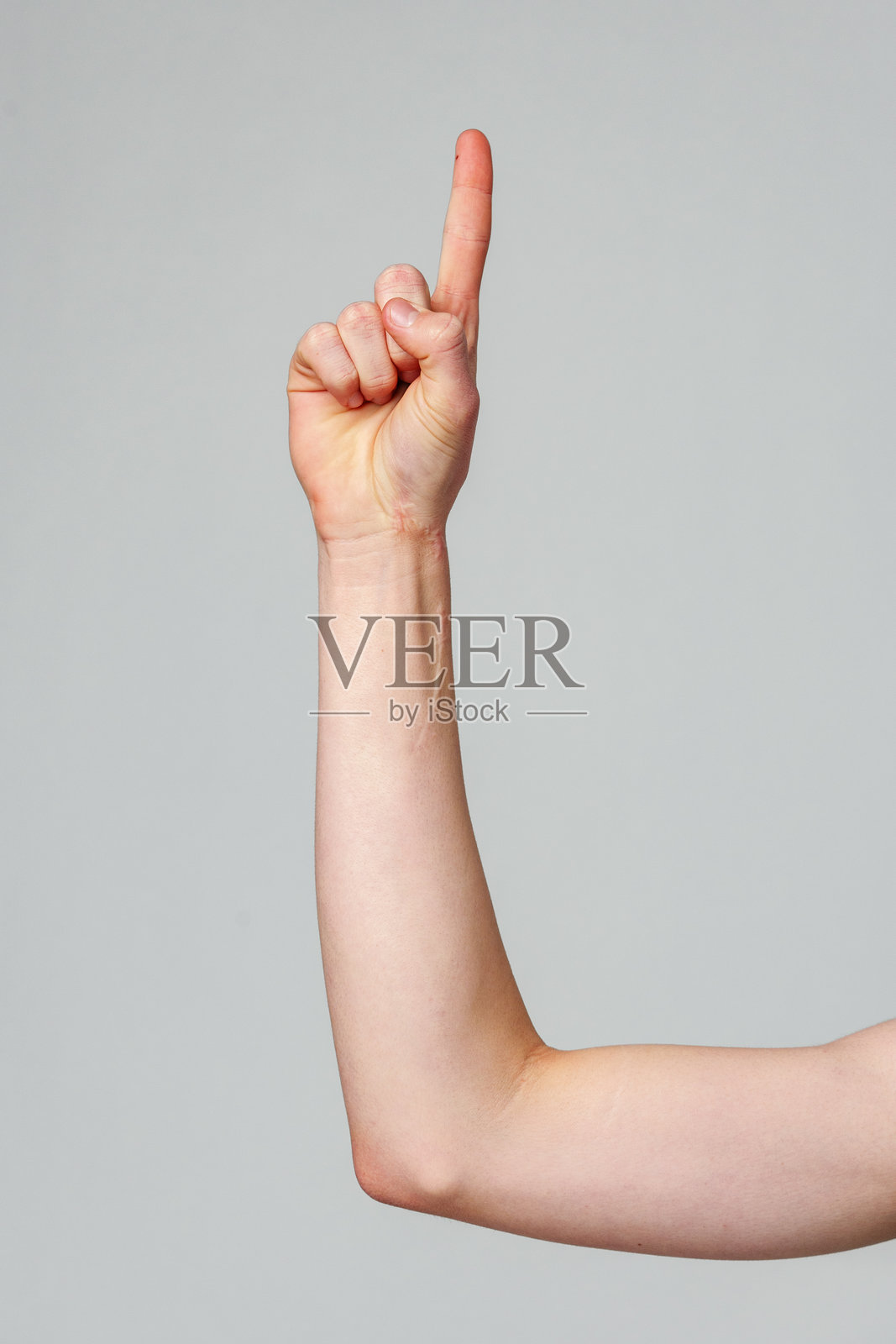 普通背景下的成人手势照片摄影图片