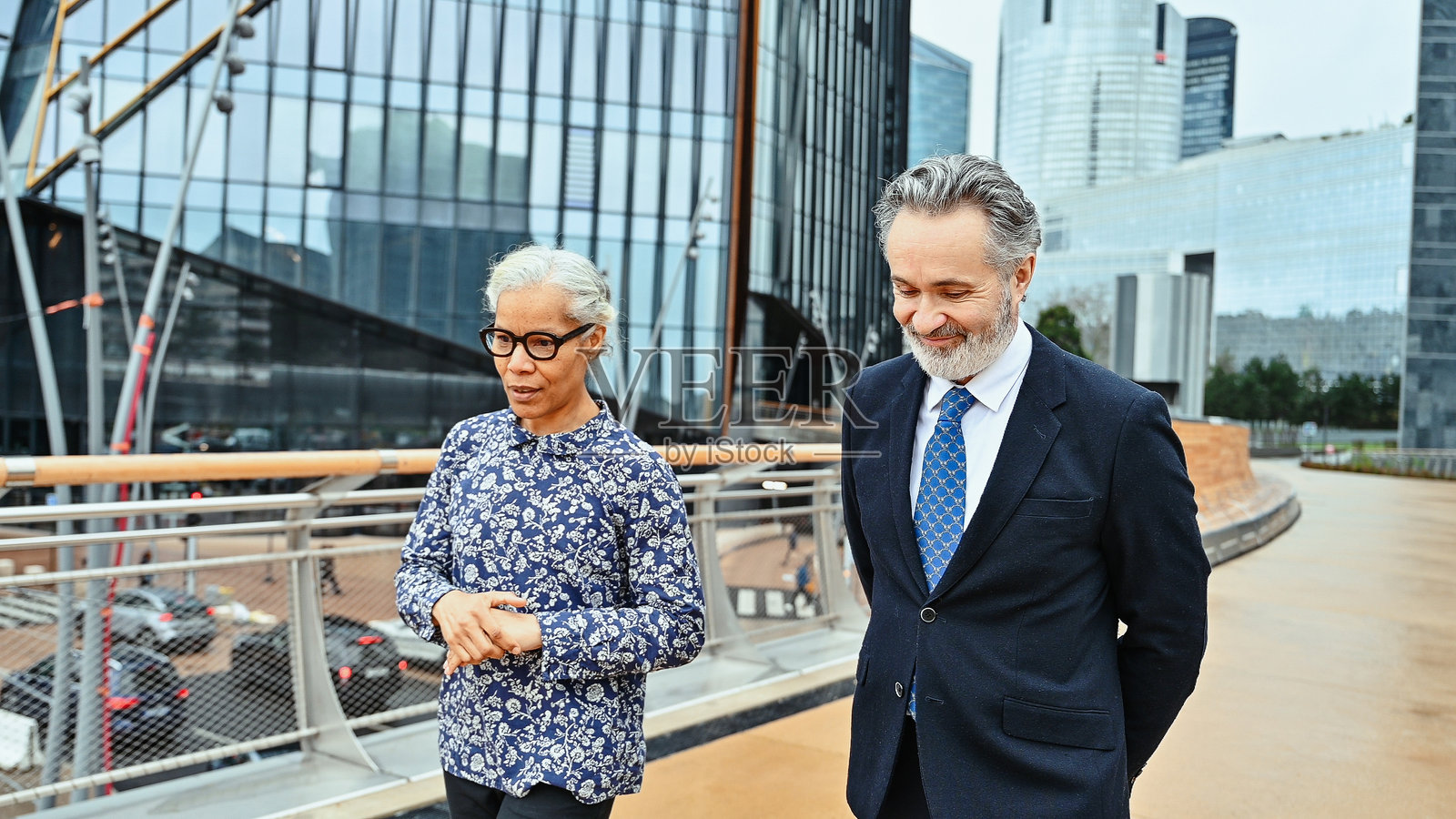 在金融区的高级行政商务人士，谈话和交易照片摄影图片