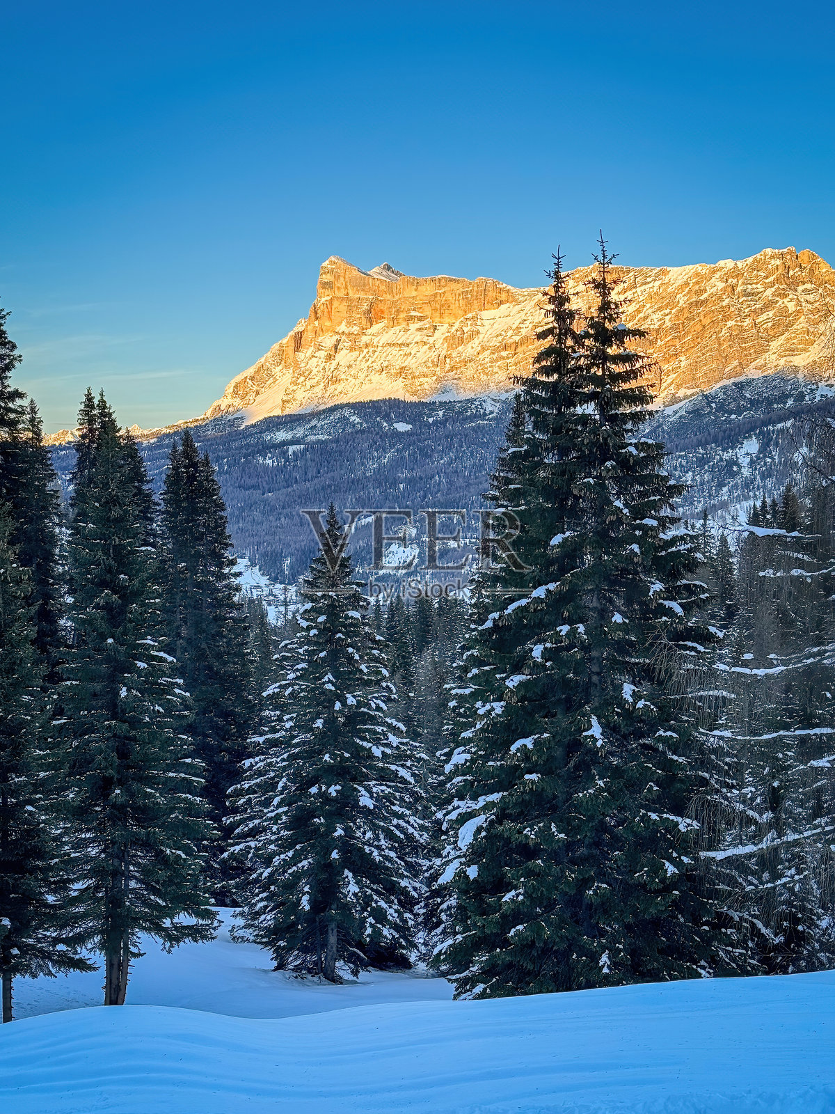 冬季意大利南蒂罗尔多洛米蒂山脉的圣十字山（Heiligkreuzkofel）美景照片摄影图片