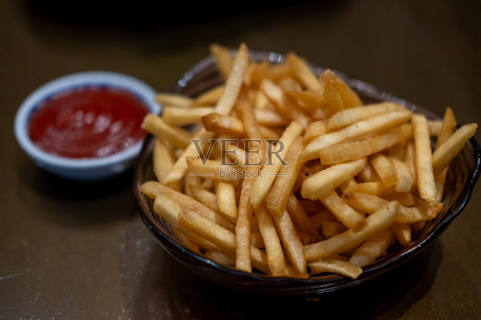 盘子上的薯条配番茄酱照片摄影图片