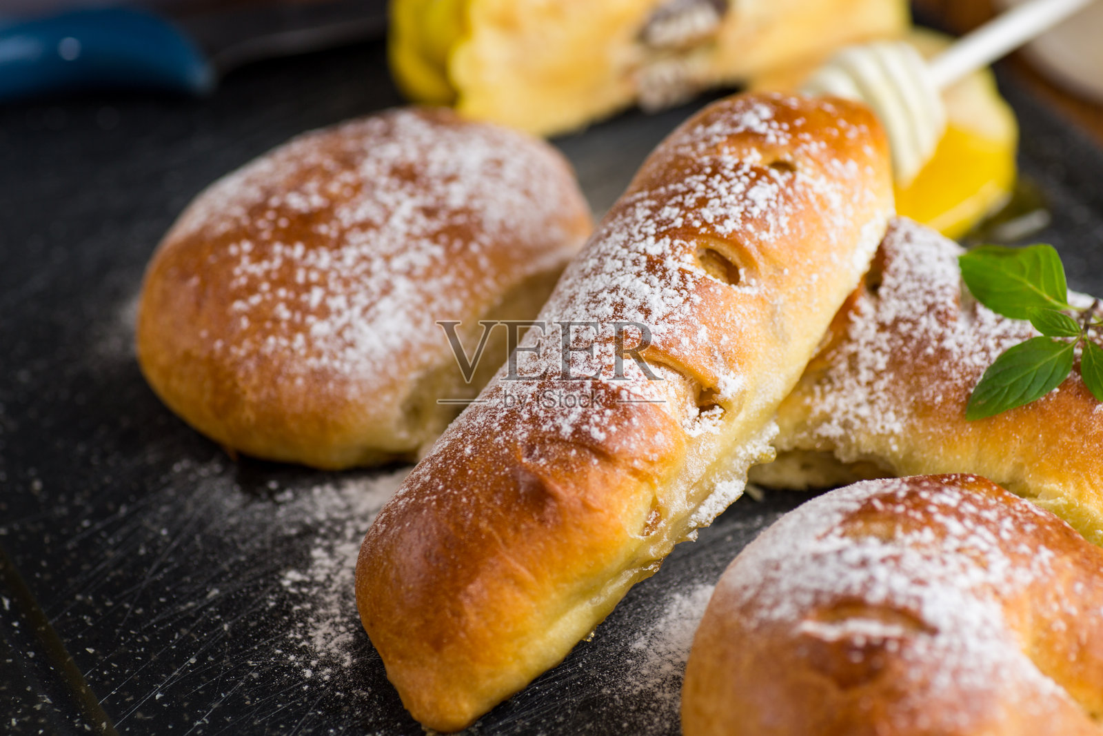 甜点。木桌上的甜面包，内含榅桲和蜂蜜馅。照片摄影图片