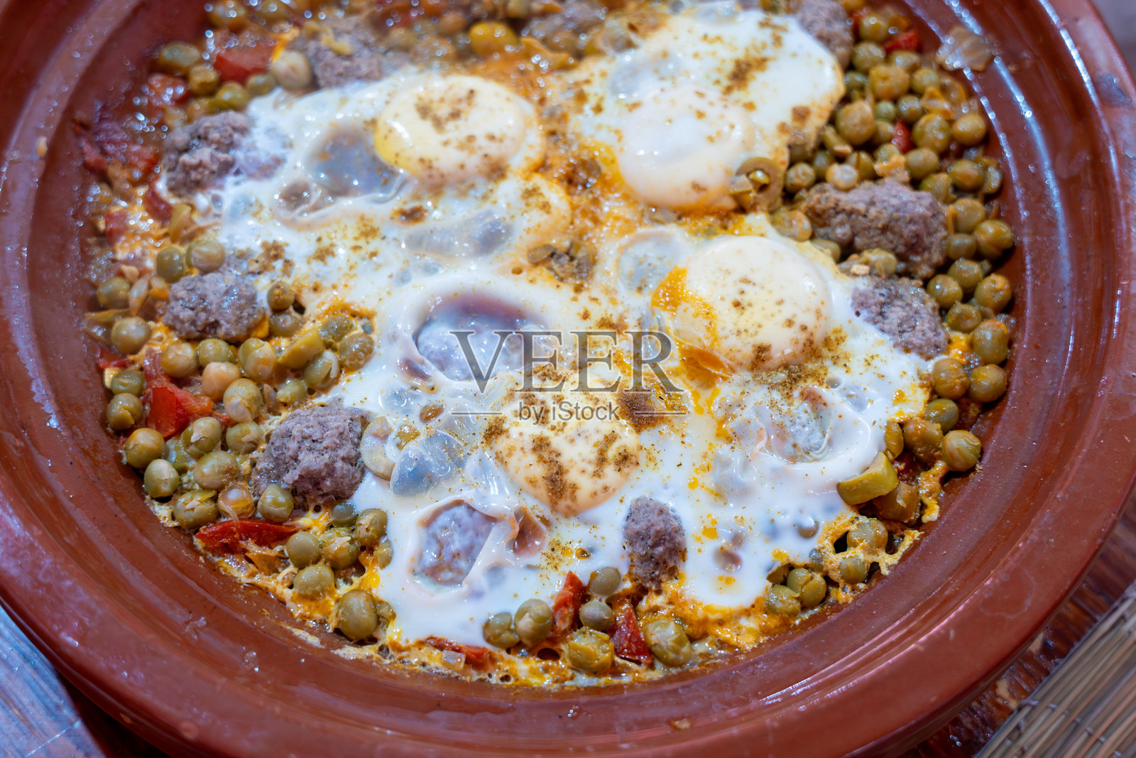 传统柏柏尔家庭烹饪，鸡蛋炖肉丸。照片摄影图片