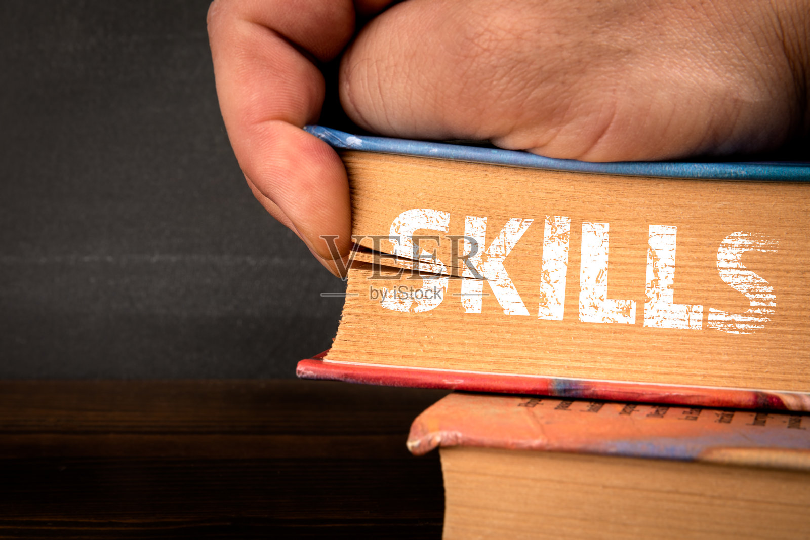 技能概念。书本堆成一堆。人手照片摄影图片