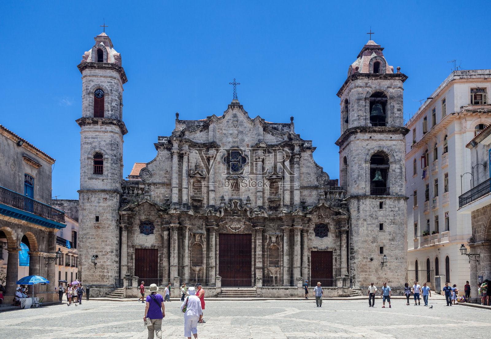 哈瓦那市中心的教堂广场，教堂外立面和历史建筑照片摄影图片