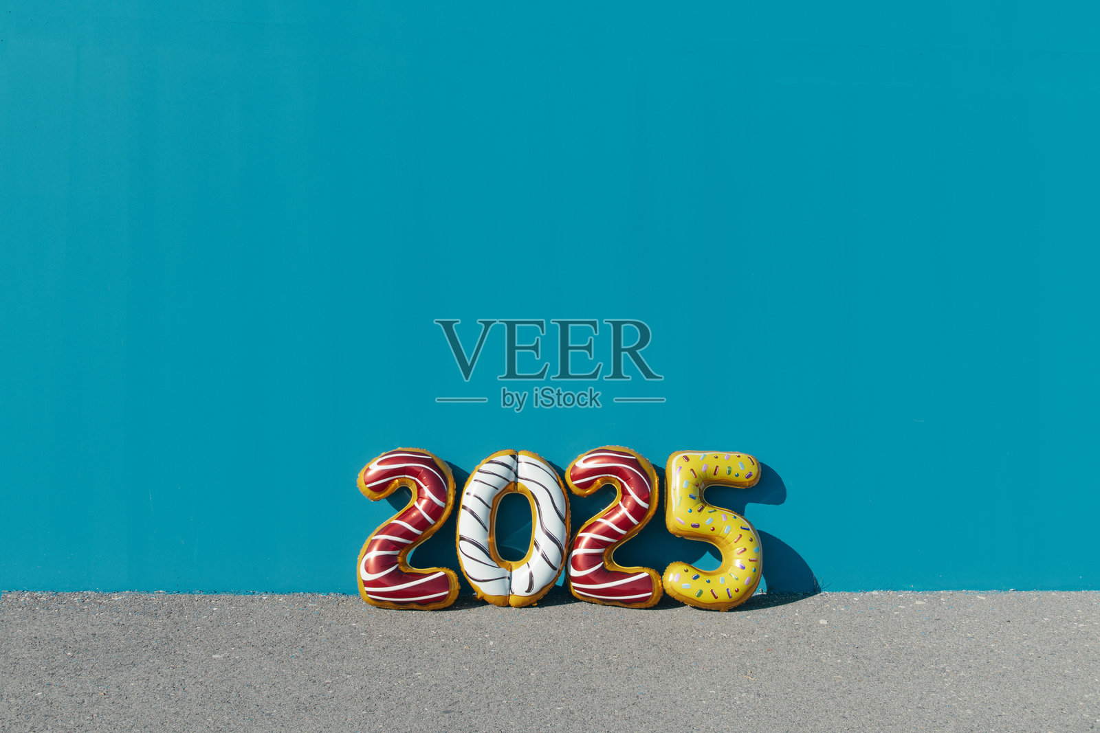 气球在蓝色墙壁上形成数字2025照片摄影图片