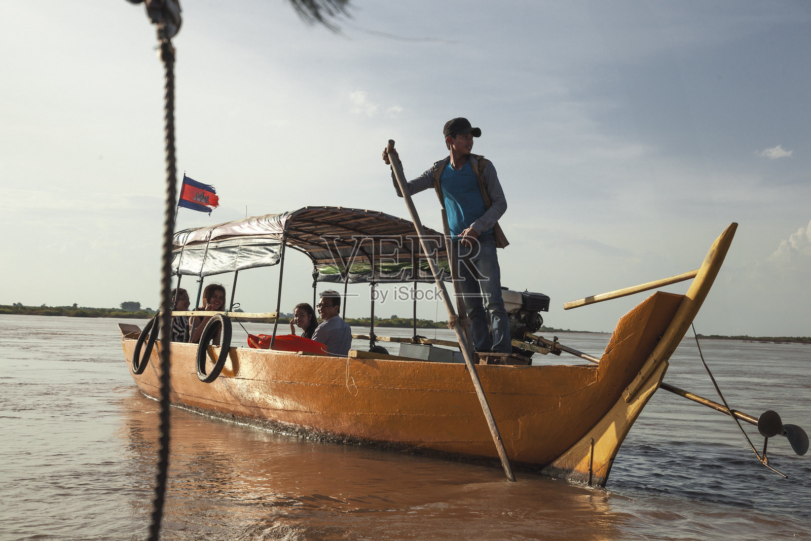 在柬埔寨克拉地省探索湄公河，体验当地的船只游览照片摄影图片