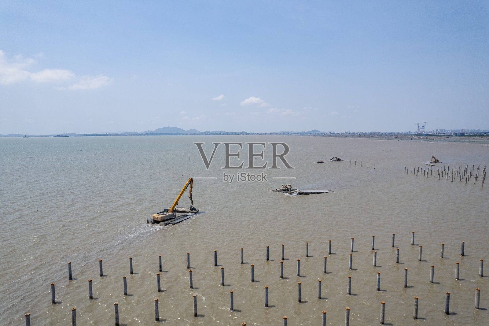 离岸光伏太阳能电站施工现场的鸟瞰图照片摄影图片