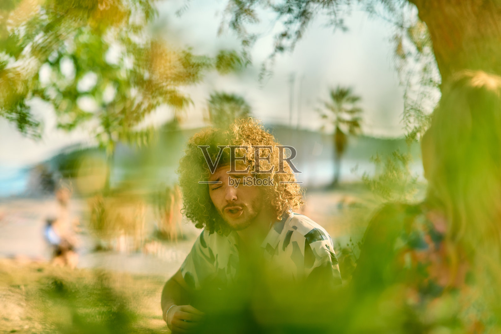 一群朋友在海滩上玩得很开心照片摄影图片