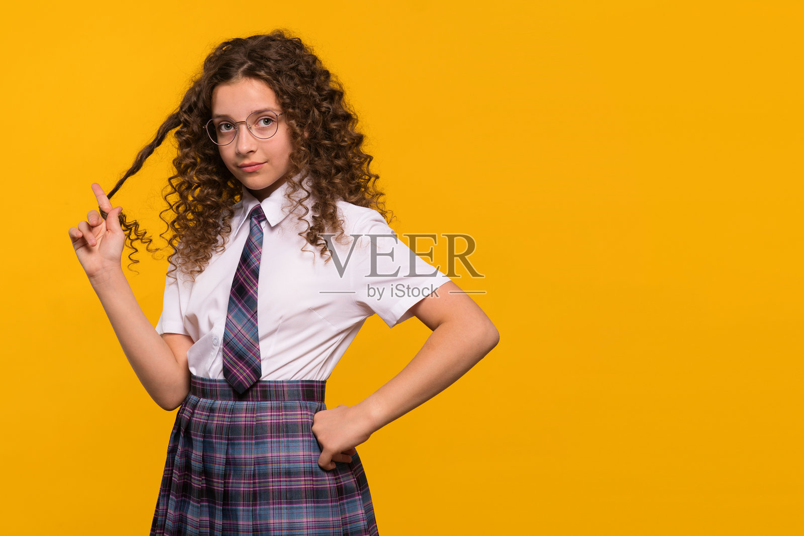 女孩在玩弄她的头发照片摄影图片