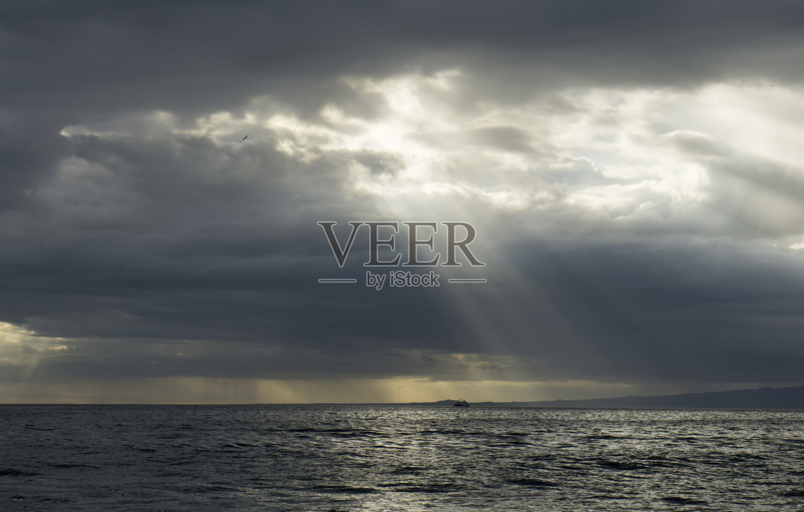 海上的戏剧性天空照片摄影图片