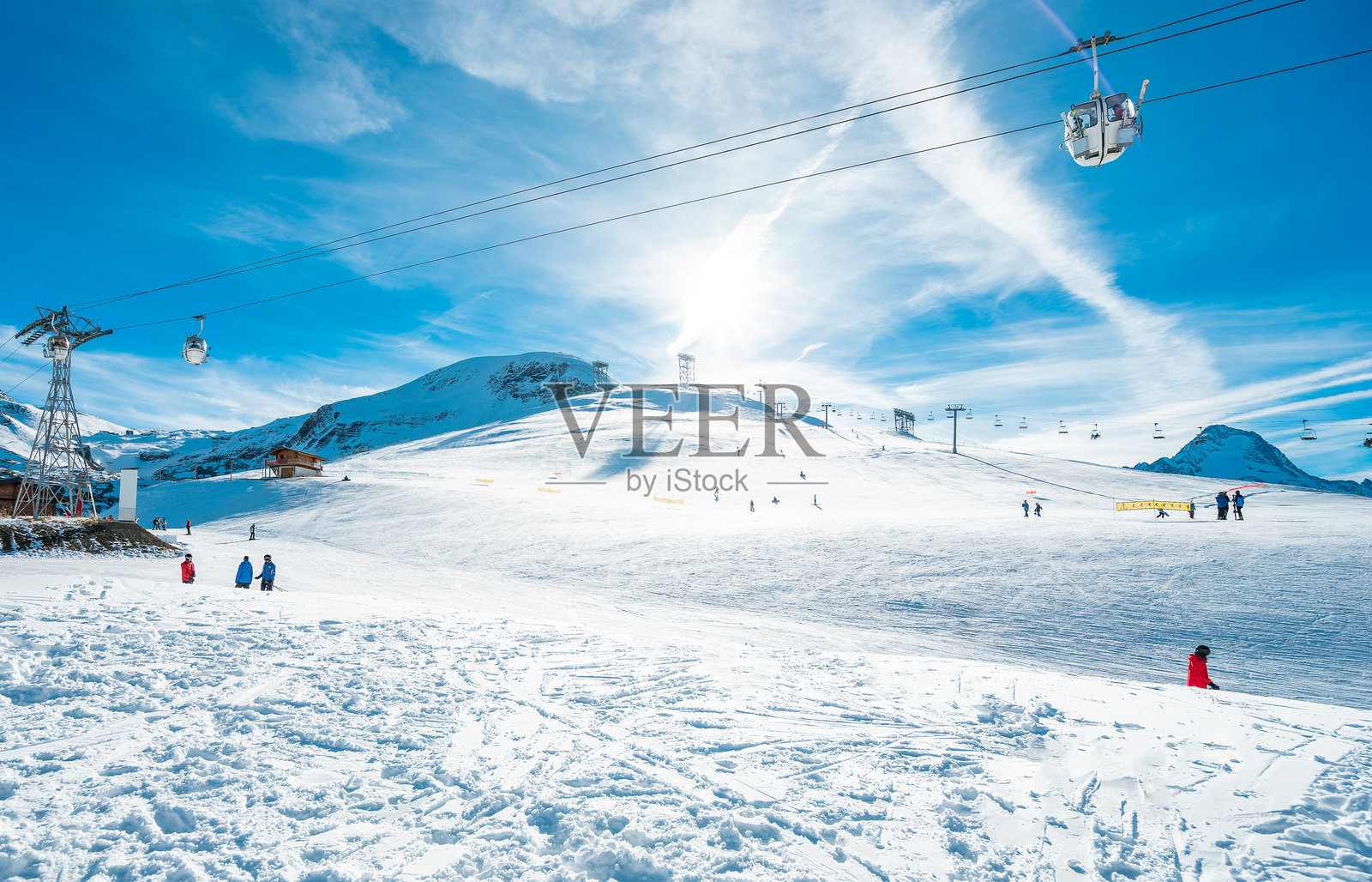 冬季运动度假村的滑雪缆车上的人们 - 旅行和度假概念 - 主要聚焦在左侧人的身体上照片摄影图片