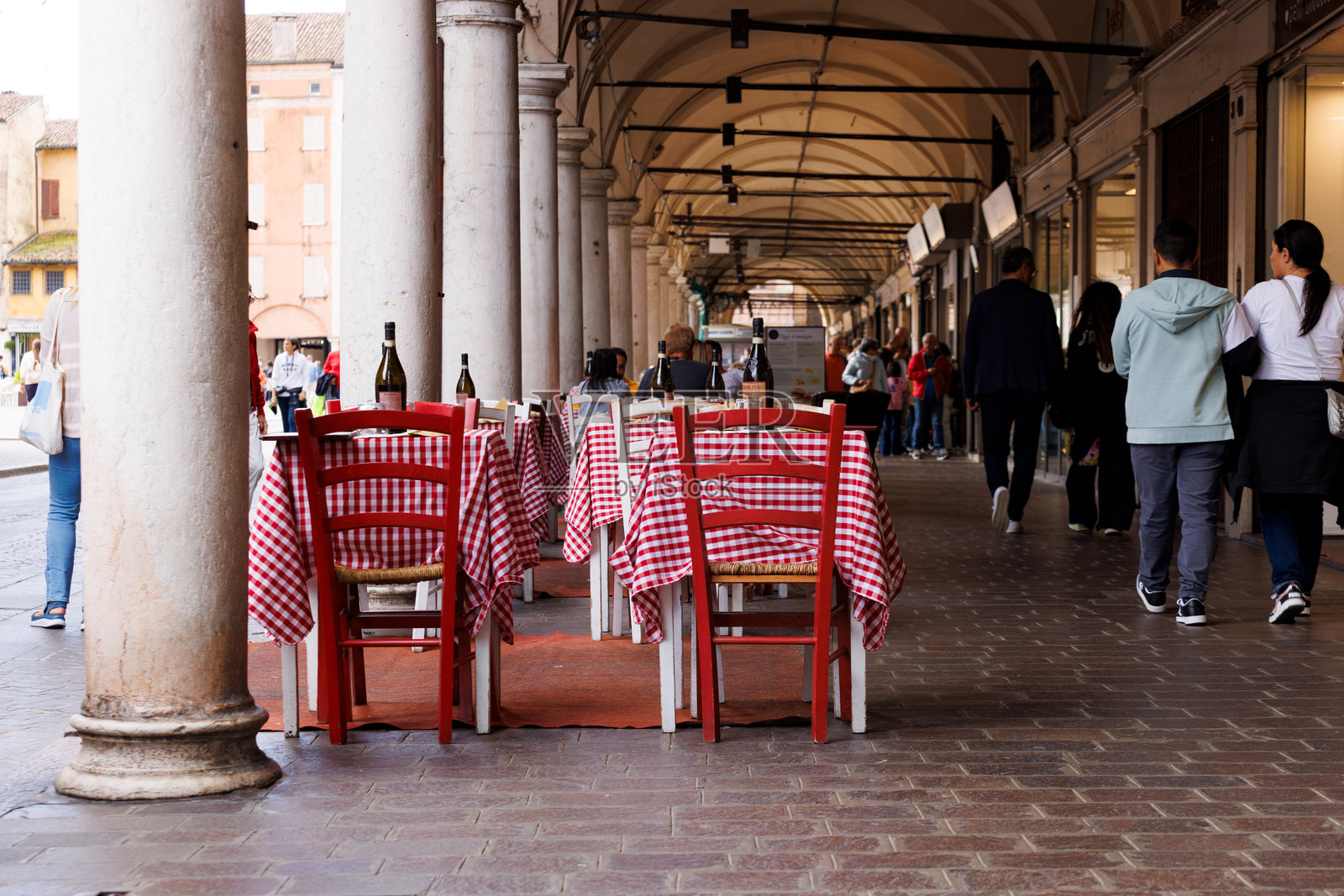 餐厅外空荡荡的桌椅，曼图亚照片摄影图片