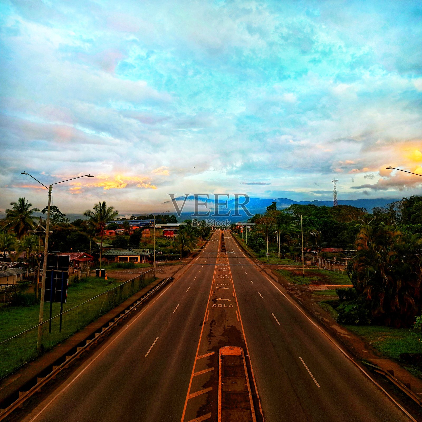 黎明时分的风景公路，展现自然色彩照片摄影图片