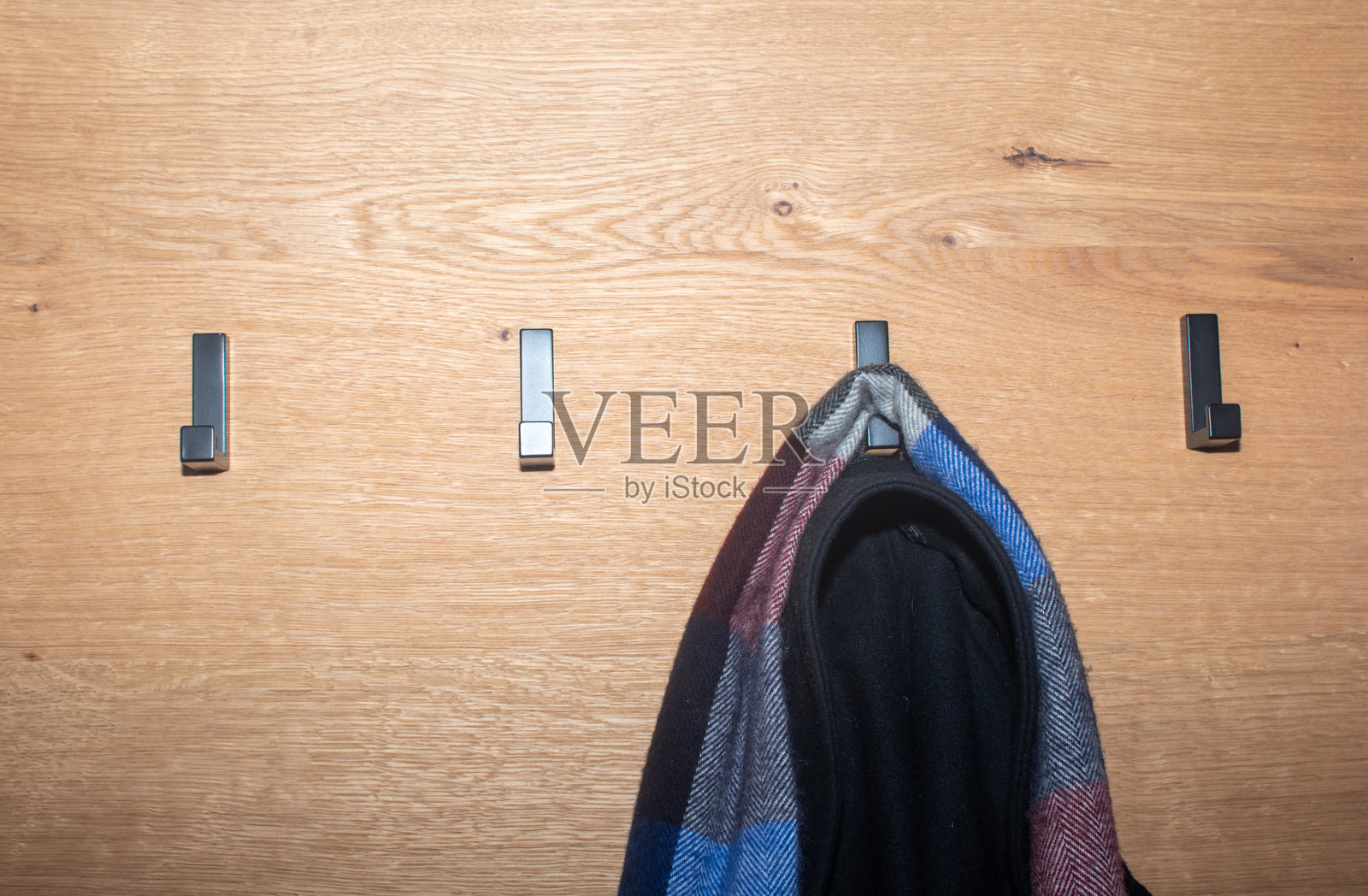 衣架上的外套和围巾照片摄影图片