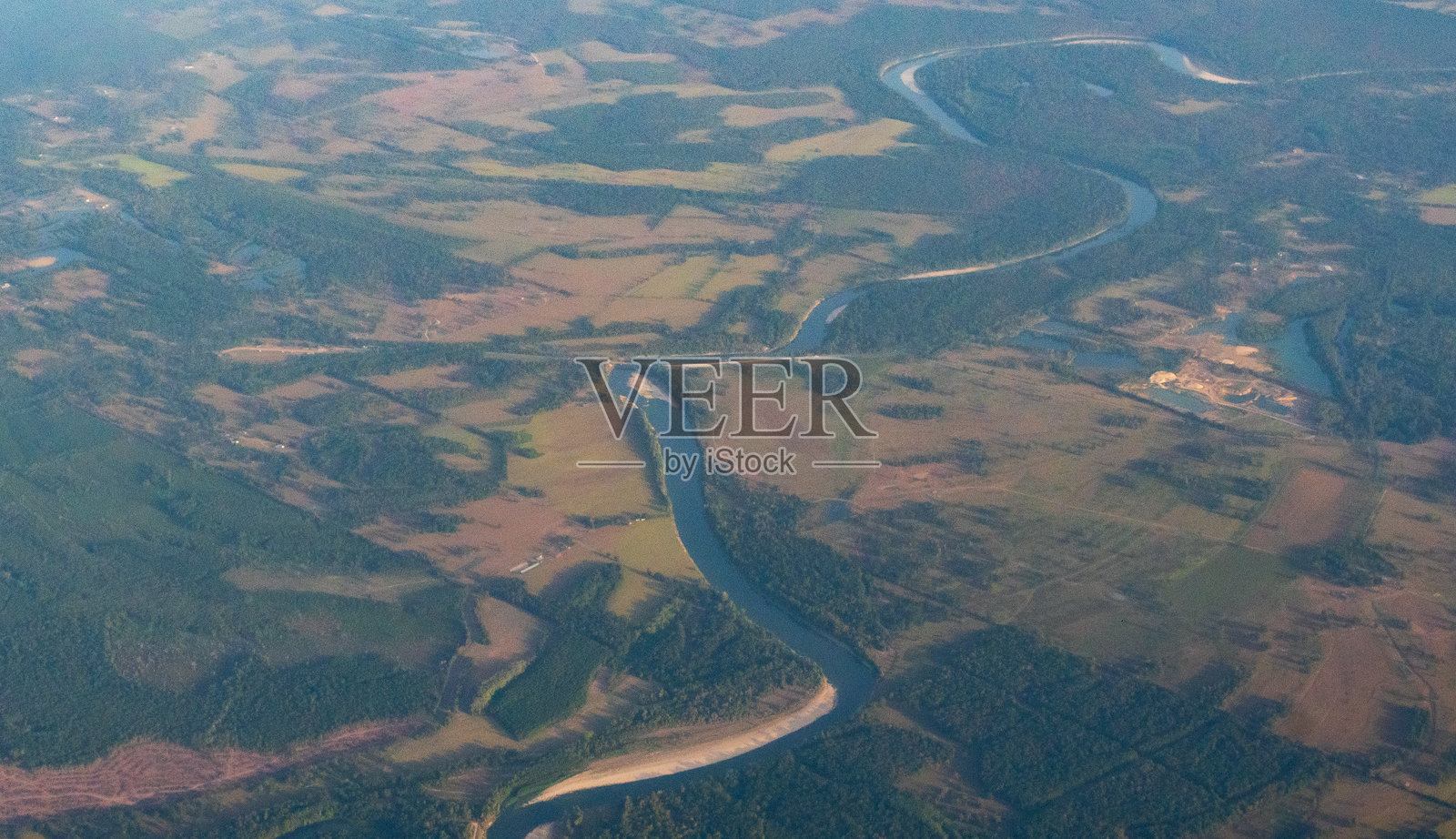 美国中西部的河流和农田的鸟瞰图照片摄影图片