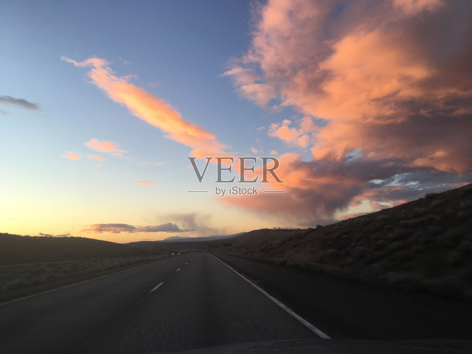 日落时分的粉色云彩与道路照片摄影图片