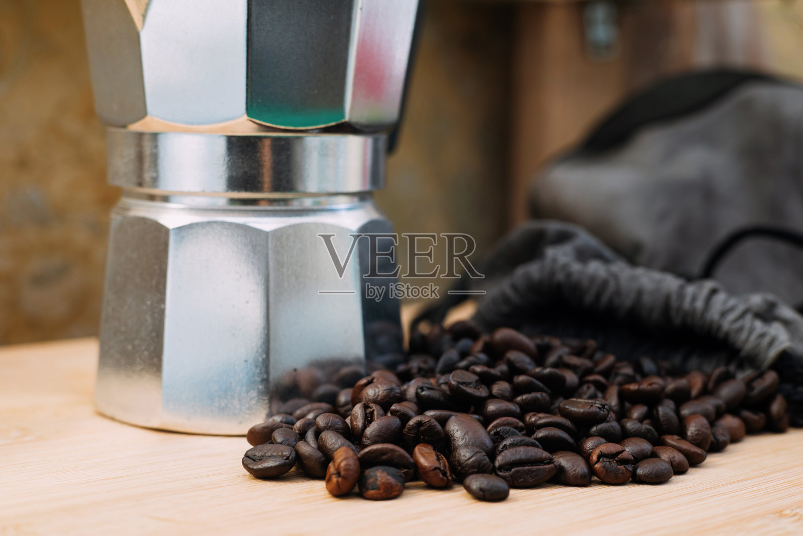 咖啡豆容器放置在木地板上，排除空白区域照片摄影图片