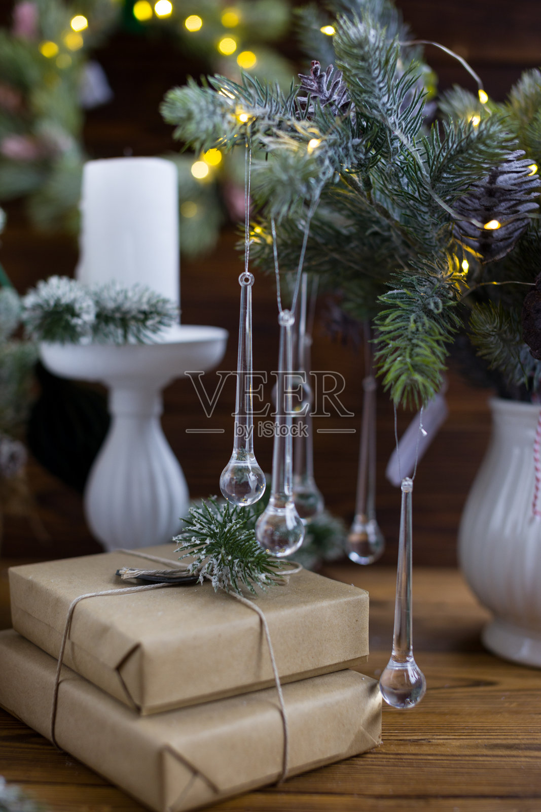 松枝上的圣诞灯，侧面。树下的节日礼物照片摄影图片