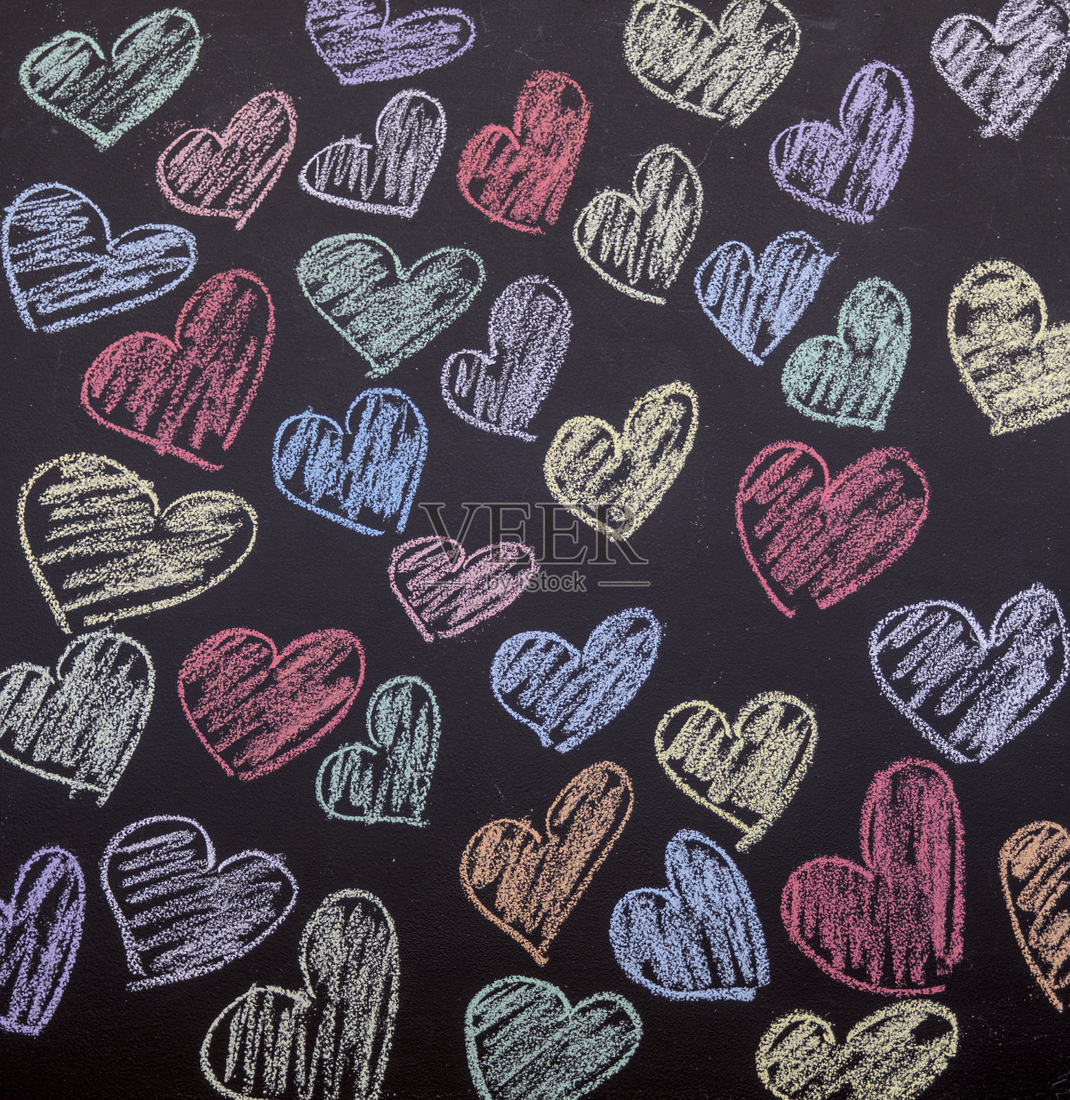 黑板上的粉笔心形图案照片摄影图片