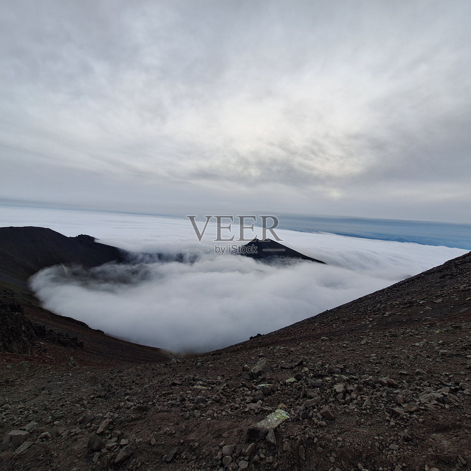 从山顶俯瞰云海照片摄影图片