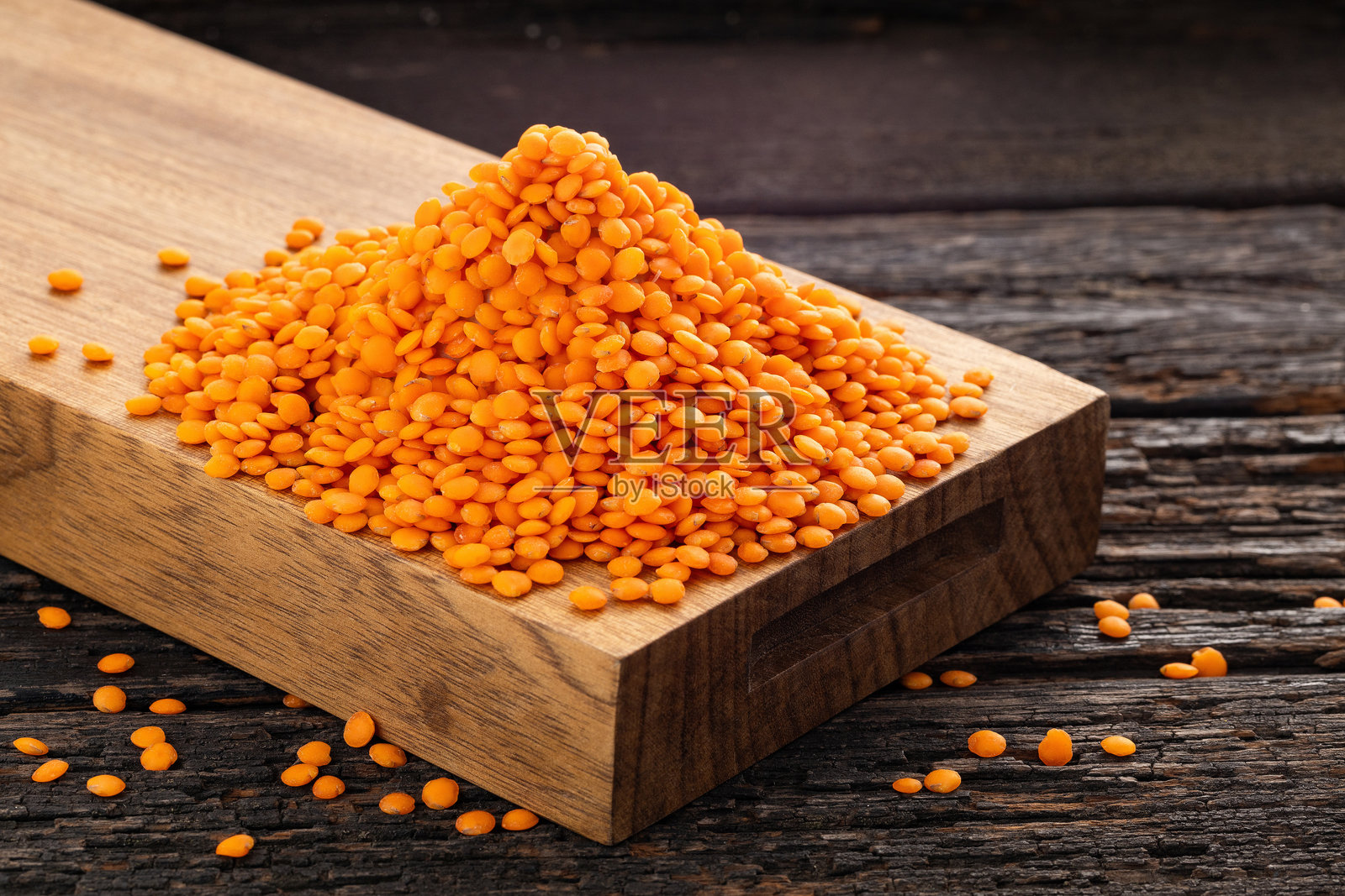 一堆生红扁豆 - 食用扁豆。照片摄影图片