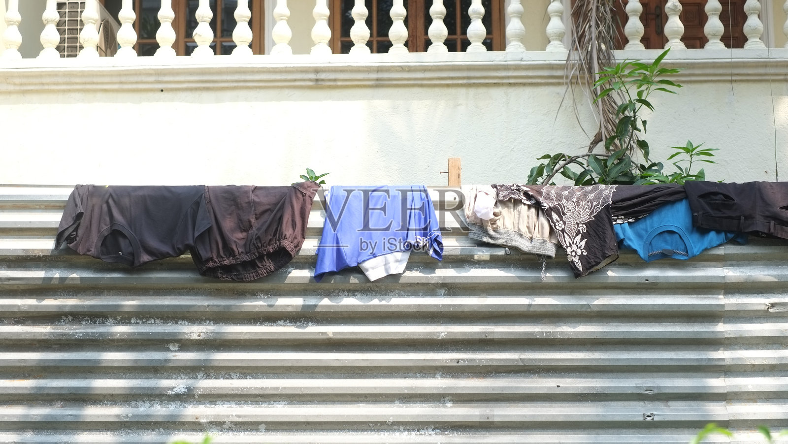 五彩斑斓的衣物晾在晾衣绳上照片摄影图片